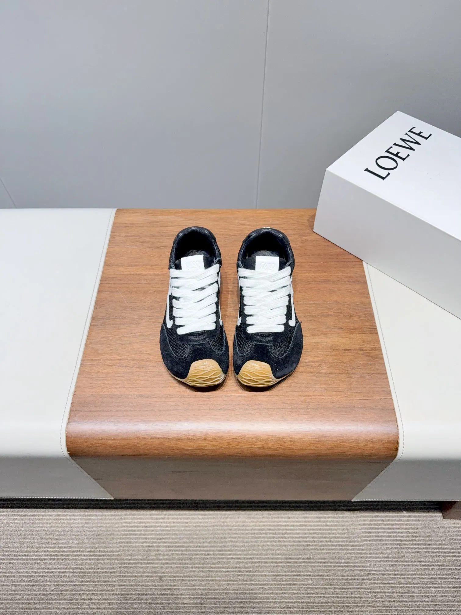 👟👟Ex-factory price 560👟👟 Loewe LOEW- 2025 mesh moral training shoes Super awesome Asymmetric toe shape, as LOEWE's signature design Super soft, lightweight and flexible sole, new wave texture rubber outsole, extending to the toe, upgraded soft leather lining and footbed to provide maximum comfort, 3D injection molded rubber LOEWE logo on the heel Fully open mold matching material Size: 35-40 (custom-made for 40 women, non-refundable)